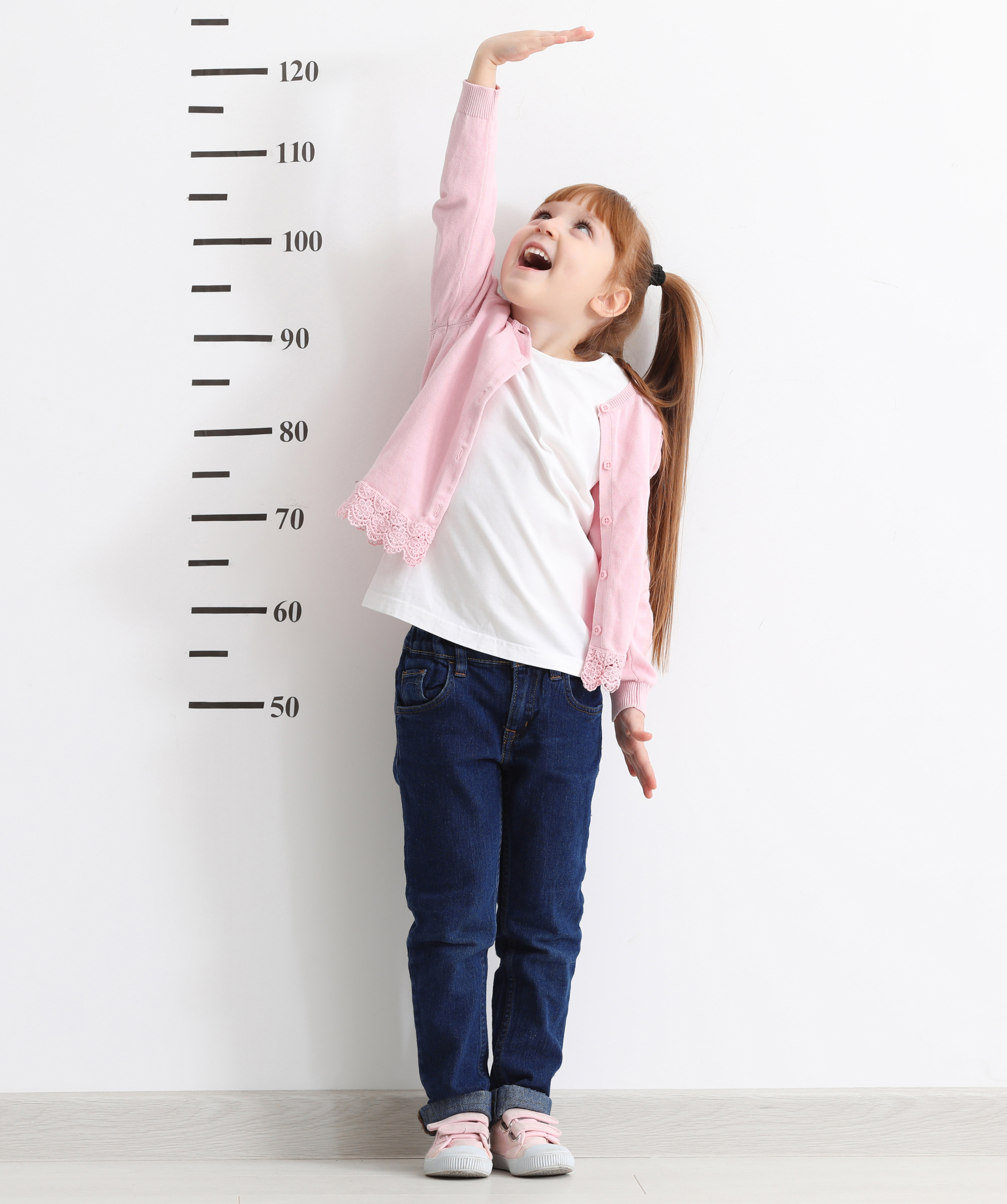Height 400px. Ребенок меряет рост. Ребенок измеряет рост. Ростомер. Измерение роста школьников.